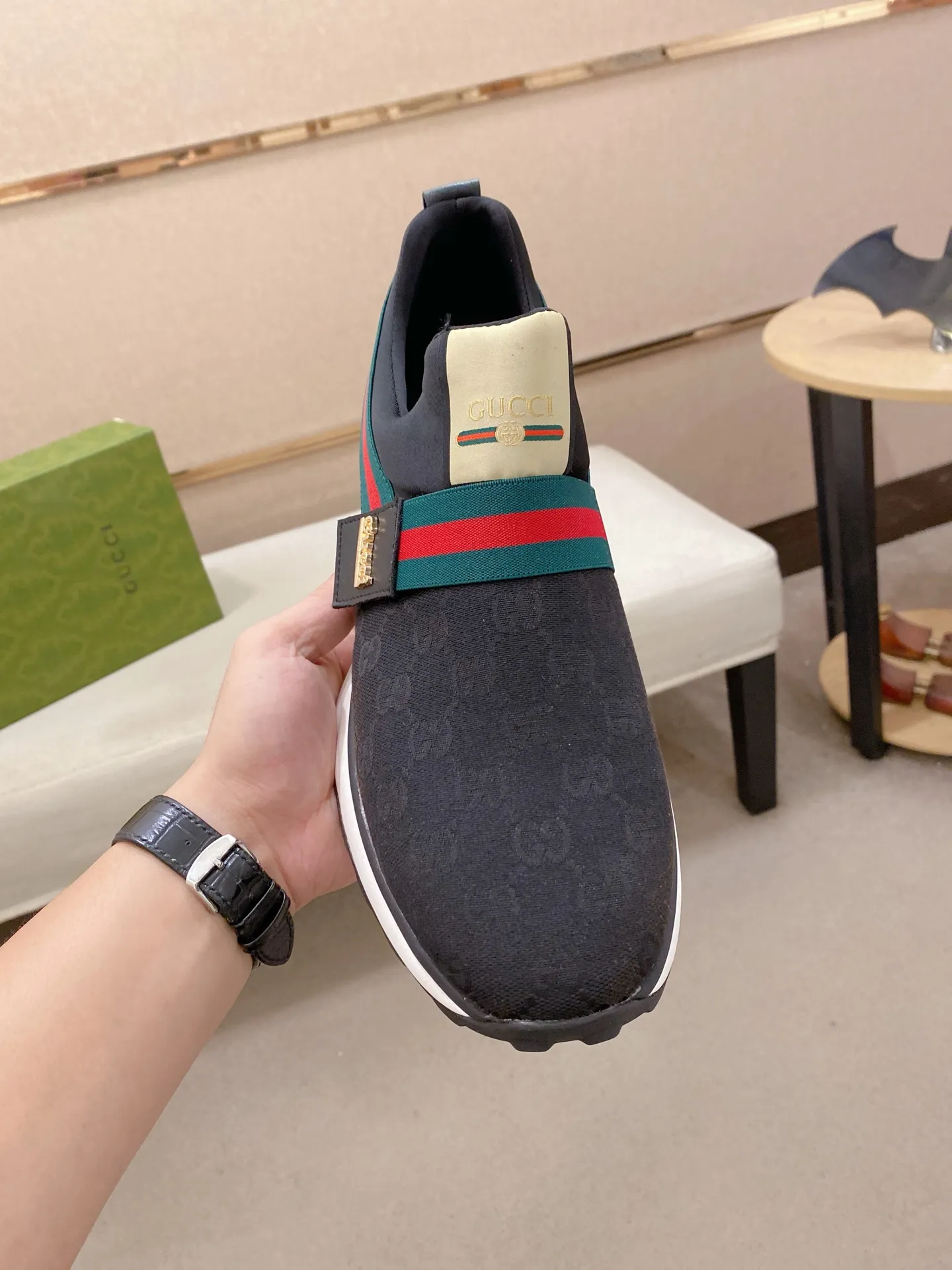 Factory price: 462💰 (GUCCI) The latest 🎁🎁casual and fashionable men's shoes👟 from the official website, hot style 💥 style is simple and elegant, exclusive for trendy men. Unique latest brand elements from the official website 👑original decoration, fashionable and generous, original fabric ✅breathable stretch cloth lining, official website designated wear-resistant casual outsole, classic model taken at the counter in kind🎬38-44 (45 is not returnable and non-refundable)